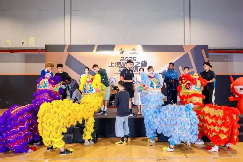 星与盲人足, 国际青训新, 的足球爱好