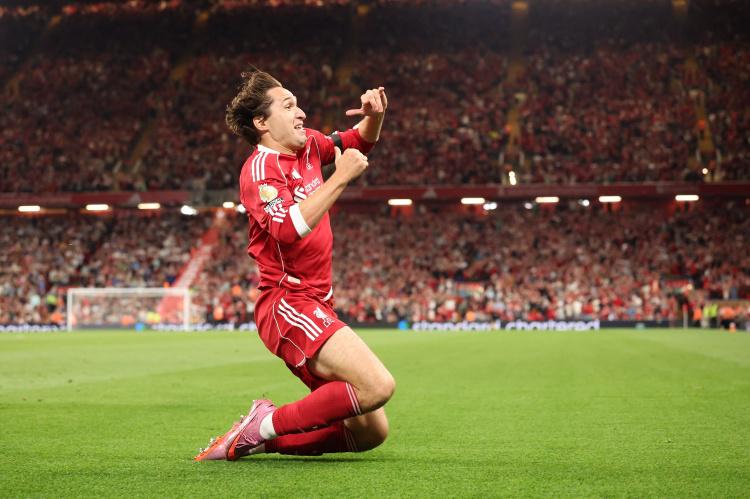 令人着迷的, 英超揭幕战, 唱的歌