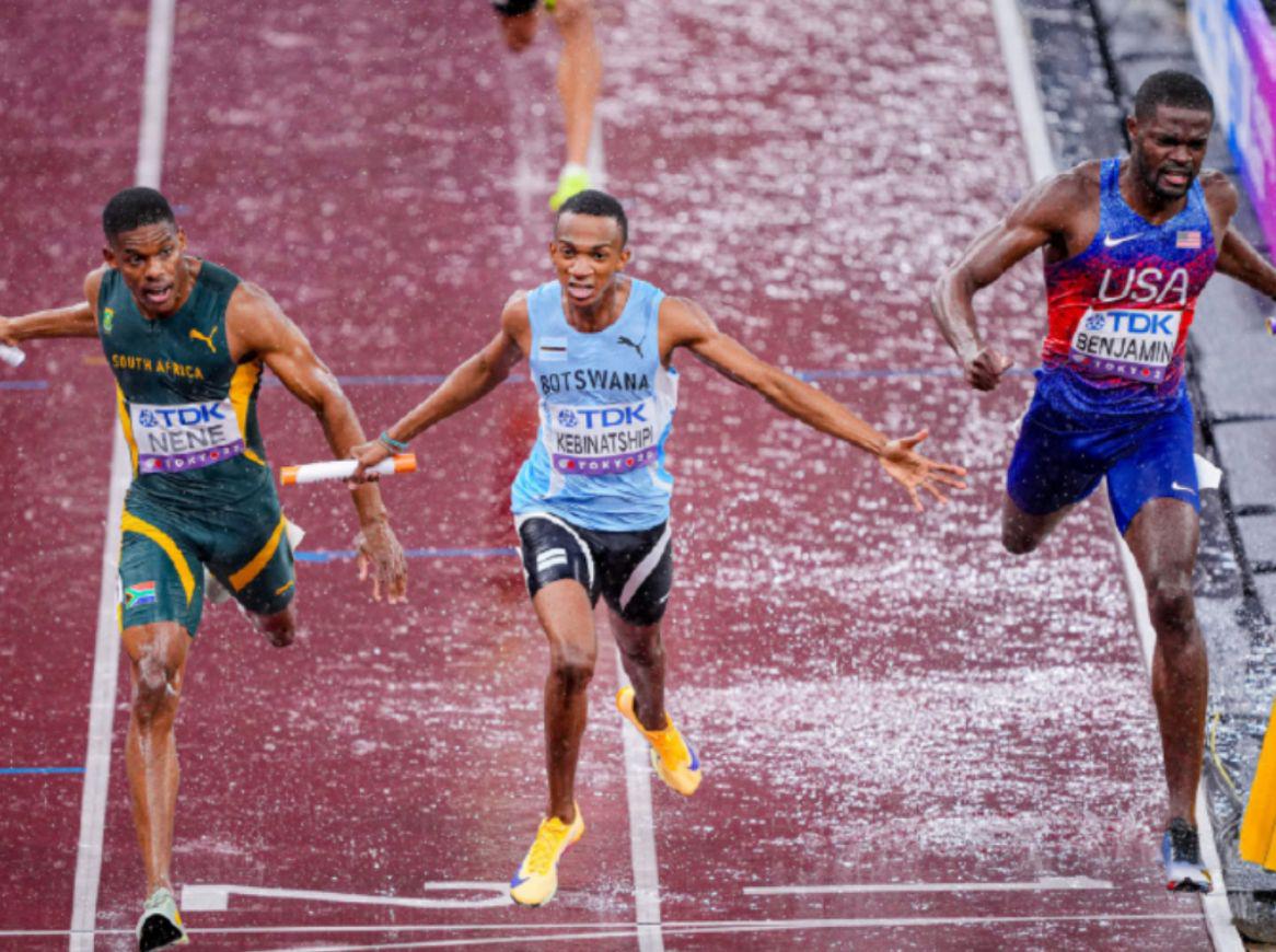 第一个冲过, 同时, 进行了激烈 第一个冲过, 同时, 进行了激烈