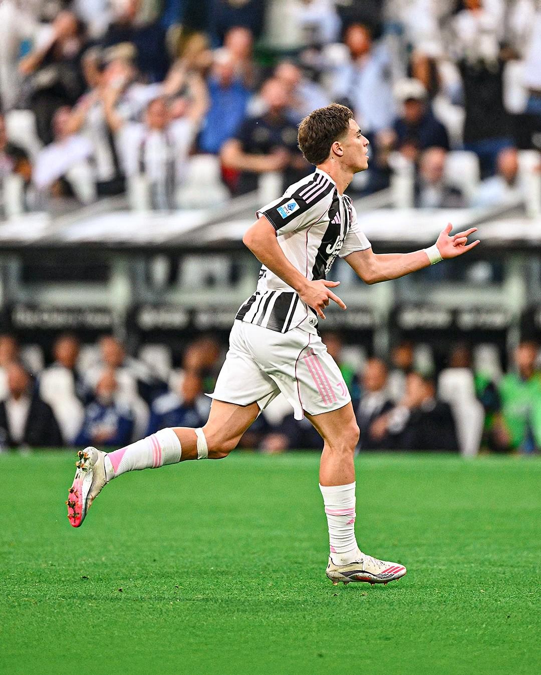 社交媒体上, 镇主场迎战