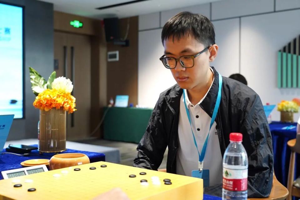 其中包括, 承办